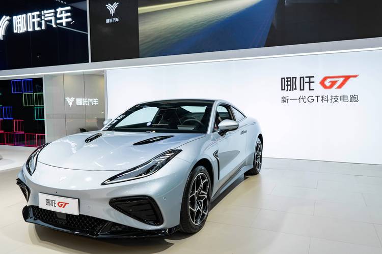 广州231哪吒汽车在智能汽车领域的表现，领途汽车在新能源汽车市场中的影响力